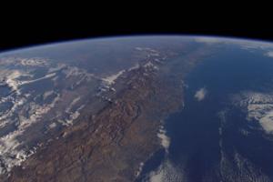 La photographie montre une vue de la Terre depuis l'orbite lunaire.