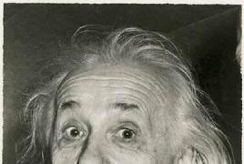 Эйнштейн яагаад хэлээ гаргадаг вэ?